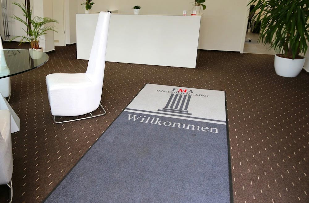PRIME Logomatte ist der Klassiker unter den individuell bedruckten Fußmatten mit Logo und hoher Schmutzfangfunktion